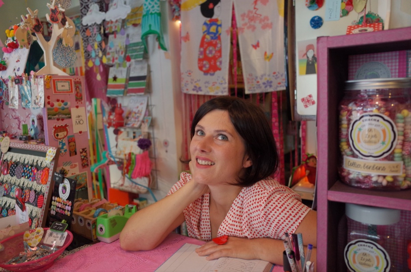 association-MONS-min_shop_woman_craft_business_color-135528